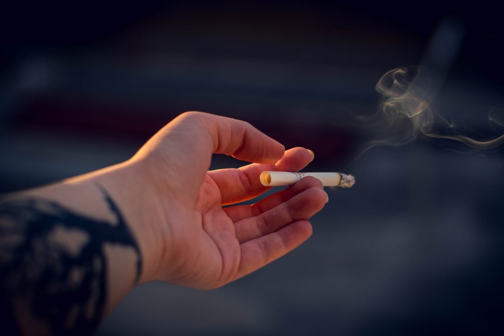 コンビニでたばこ奪おうと包丁突きつける、２４歳男逮捕…「どうしても吸いたかった」